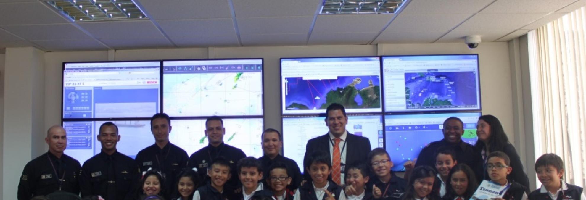 Niños del colegio Gimnasio Superior Nuevos Andes, visitando las instalaciones del Centro Nacional de Alerta por Tsunami (CNAT)