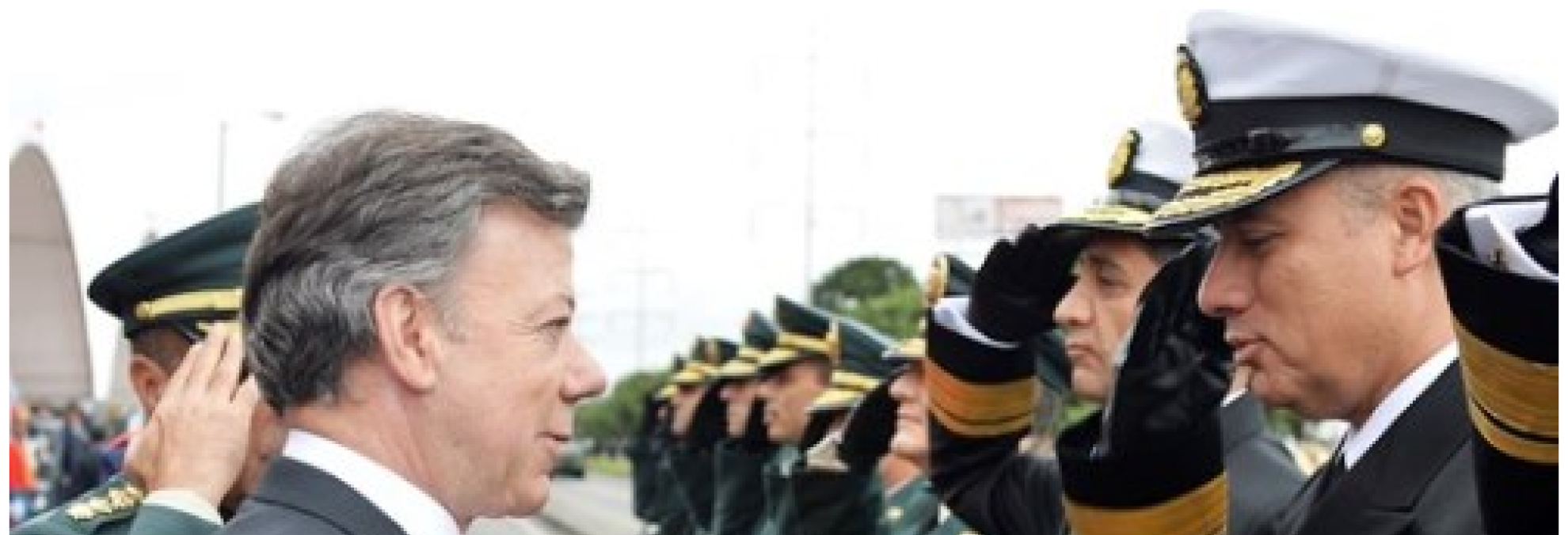 El Contralmirante Ernesto Durán González, Director General Marítimo, recibe la condecoración del Presidente de la República Juan Manuel Santos Calderón.