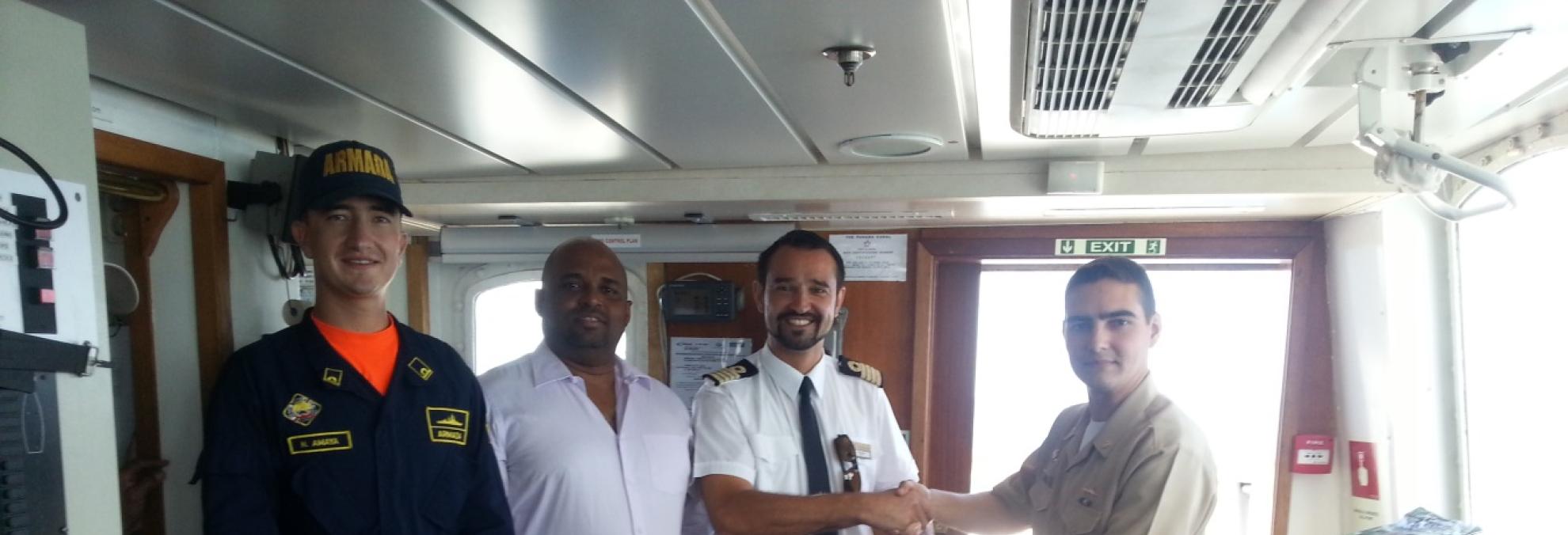 Recibimiento al capitán del buque, Paden Josip, en la Capitanía de Puerto de Providencia.