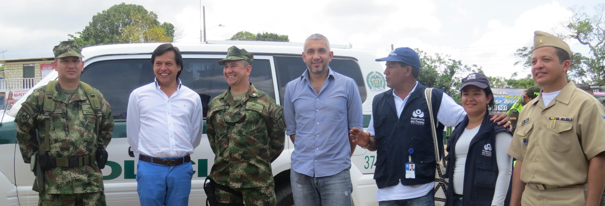 Viceministro de Transporte, Capitán de Puerto y demás autoridades civiles y militares, reunidos en Inírida.