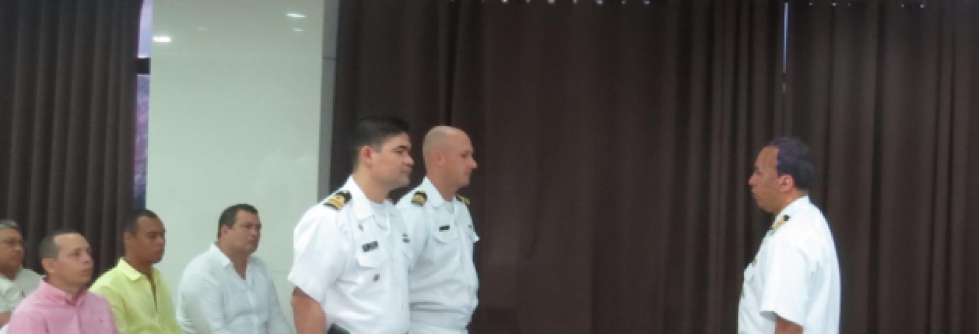 De izquierda a derecha, Capitán de Corbeta Pedro José Ortiz Mendoza y Capitán de Corbeta Ricardo Andrés de la Rosa Namén