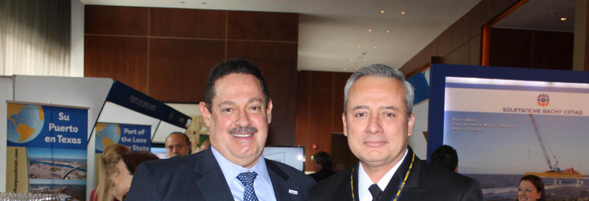 El Señor Contralmirante Ernesto Durán González, Director General Marítimo en compañía del Doctor Armando Duarte Peláez, Presidente de la Asociación Americana de Autoridades Portuarias (AAPA) en el XXII Congreso Latinoamericano de Puertos, en el Hotel Marriot de la ciudad de Bogotá. 