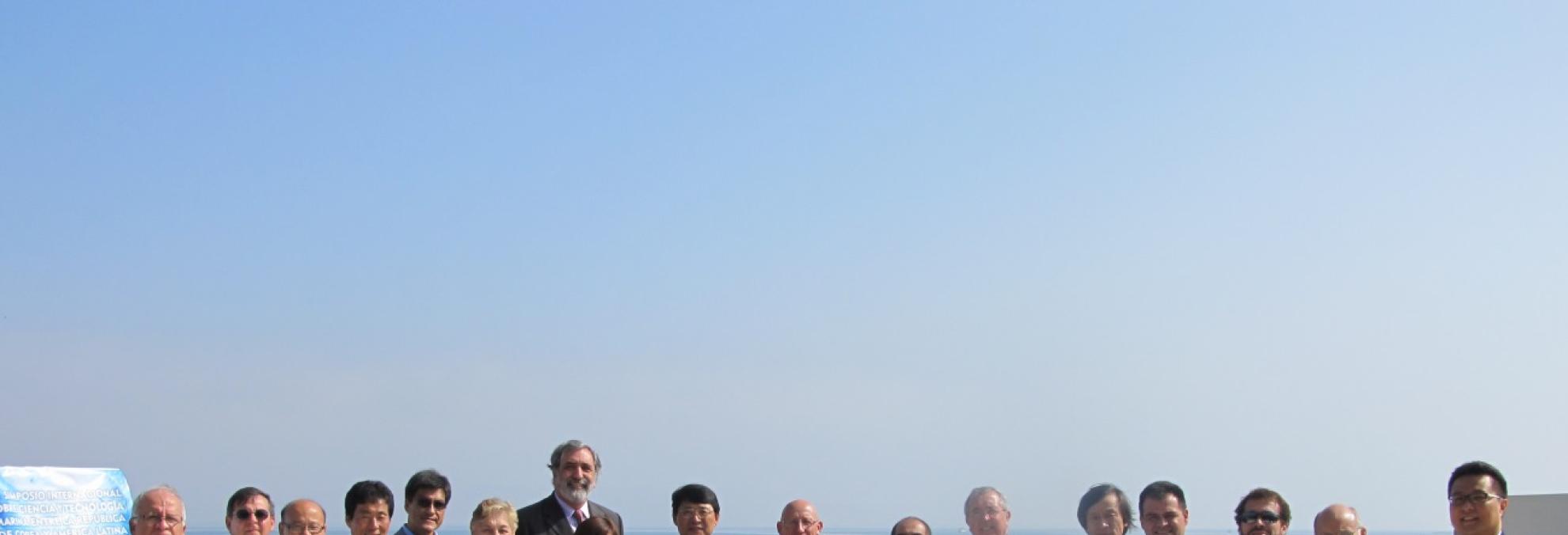 Imagen oficial del Simposio Internacional de Ciencia y Tecnología del Oceáno ROK-LAR que tuvo lugar en Paracas, Perú. Colombia estuvo representada por el Capitán de Fragata José Manuel Plazas Moreno, Director del Centro de Investigaciones Oceanográficas e Hidrográficas del Pacífico (CCCP).