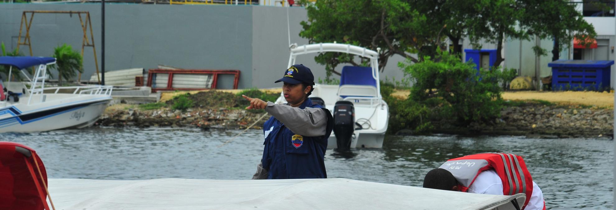 Personal especializado de Dimar en desarrollo de actividades de control en el muelle turístico de La Bodeguita en Cartagena.