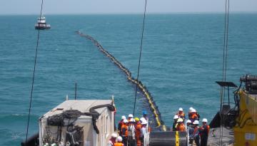 Ejercicio de despliegue de barrera oceánica “Heavy Duty Boom”, en el terminal marítimo de Ecopetrol, en Coveñas. 