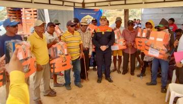 Dimar y Cerrejón entregan implementos para la seguridad marítima a los pescadores artesanales de la Alta Guajira