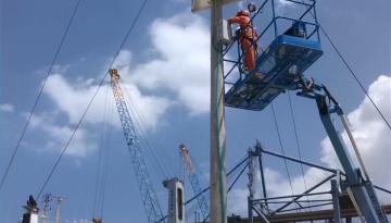 Figura 1. Maniobra de instalación estación meteorológica en el muelle de Contecar