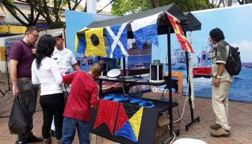 Los asistentes al centro comercial Chipichape, visitando el stand de la Dimar.