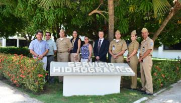 Funcionarios de Dimar y SHN junto con Mr. Hans Lauritzen, jefe Servicio Hidrográfico Noruego. (Foto archivo CIOH)