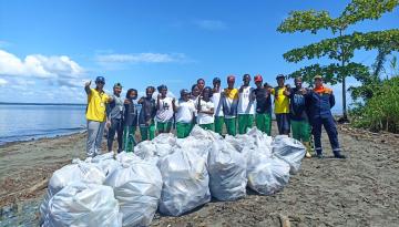 De manera articulada Dimar, Sena y el colegio Manuel Valverde limpiaron la playa “Los Obregones”