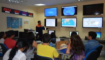Estudiantes de la Universidad de Valparaíso en el Centro Nacional de Alerta de Tsunami. 