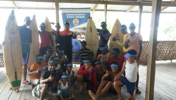 Alumnos de la escuela náutica “Bamba Surf” en Bahía Solano, Chocó.