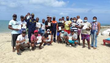 Dirección General Marítima entrega licencia de motorista costanero a pobladores de Rincón del Mar, en Sucre