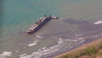 Dimar y Armada Nacional apoyan labores de remolque de barcaza encallada en Puerto Escondido, Córdoba