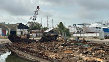 Nuevamente se extraen y reciclan embarcaciones presuntamente abandonadas, en la bahía de Cartagena