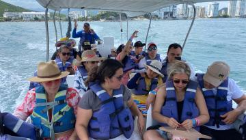 La Dirección General Marítima (Dimar), a través de la Capitanía de Puerto de Santa Marta, informa al gremio marítimo del departamento del Magdalena y comunidad en general, la implementación a partir de la fecha del sistema de autorización de zarpes in situ para embarcaciones menores. Una medida que moderniza y agiliza la atención al gremio marítimo en el departamento del Magdalena. Con este nuevo modelo estratégico, los inspectores ubicados en los diferentes embarcaderos de la jurisdicción registrarán direc