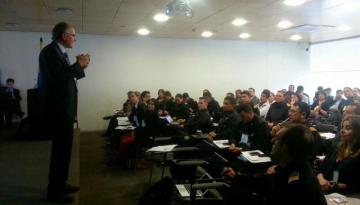 Se encuentran reunidos los asistentes de Dimar al TADE y los consultores de la Universidad de los Andes. 
