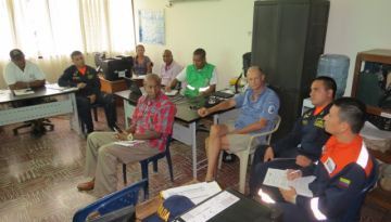 Autoridades civiles y militares de Bahía Solano en reunión para fortalecer el control de la pesca artesanal en la región.