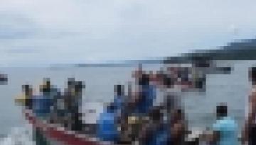 Grupos folclóricos de "chirimías" en el desfile náutico del  "Festival de la Bahía".
