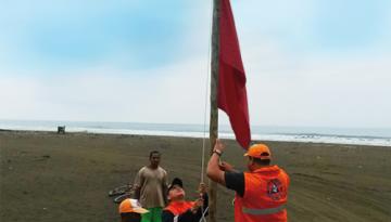 Banderines de colores que serán cambiados de acuerdo a las condiciones del mar.