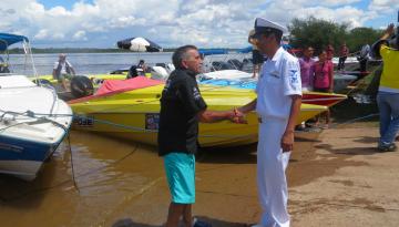 Saludo de Bienvenida de CP15 al señor José Silva, Presidente de la Asociación Civil Nuestros Ríos Son Navegables Organizador del Rally en su Cuadragésima Versión (XL).