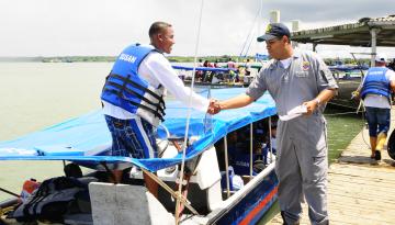 Inspector de muelle turístico verificando documentos de embarcación