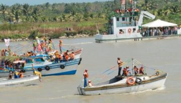 Desfile de embarcaciones por el río Magdalena en el evento Guacherna Fluvial. 