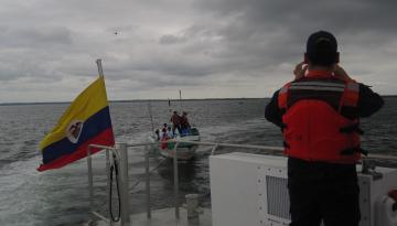 Operación de rescate de cuatro pescadores ecuatorianos luego de permanecer 48 horas a la deriva en el Pacífico.