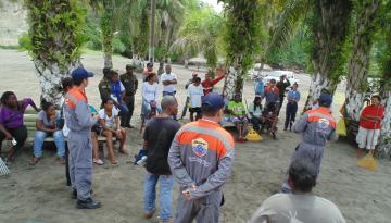 Comunidad civil y militar participando de la jornada de aseo en las playas del Morro, Tumaco.