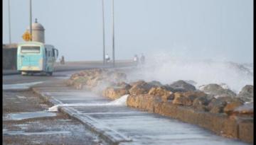 El carril que está frente al mar en la Avenida Santander permanece mojado. // JULIO CASTAÑO-EL UNIVERSAL