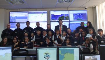 Niños del colegio Gimnasio Superior Nuevos Andes, visitando las instalaciones del Centro Nacional de Alerta por Tsunami (CNAT)