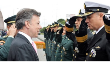 El Contralmirante Ernesto Durán González, Director General Marítimo, recibe la condecoración del Presidente de la República Juan Manuel Santos Calderón.