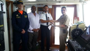 Recibimiento al capitán del buque, Paden Josip, en la Capitanía de Puerto de Providencia.