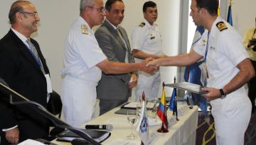 Entrega de certificados al personal asistente al evento