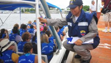 Personal especializado de Dimar en desarrollo de actividades de control en el muelle turístico de La Bodeguita en Cartagena.