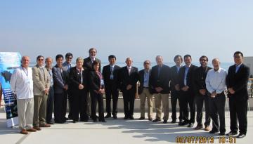 Imagen oficial del Simposio Internacional de Ciencia y Tecnología del Oceáno ROK-LAR que tuvo lugar en Paracas, Perú. Colombia estuvo representada por el Capitán de Fragata José Manuel Plazas Moreno, Director del Centro de Investigaciones Oceanográficas e Hidrográficas del Pacífico (CCCP). 