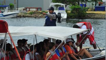 Personal especializado de Dimar en desarrollo de actividades de control en el muelle turístico de La Bodeguita en Cartagena.